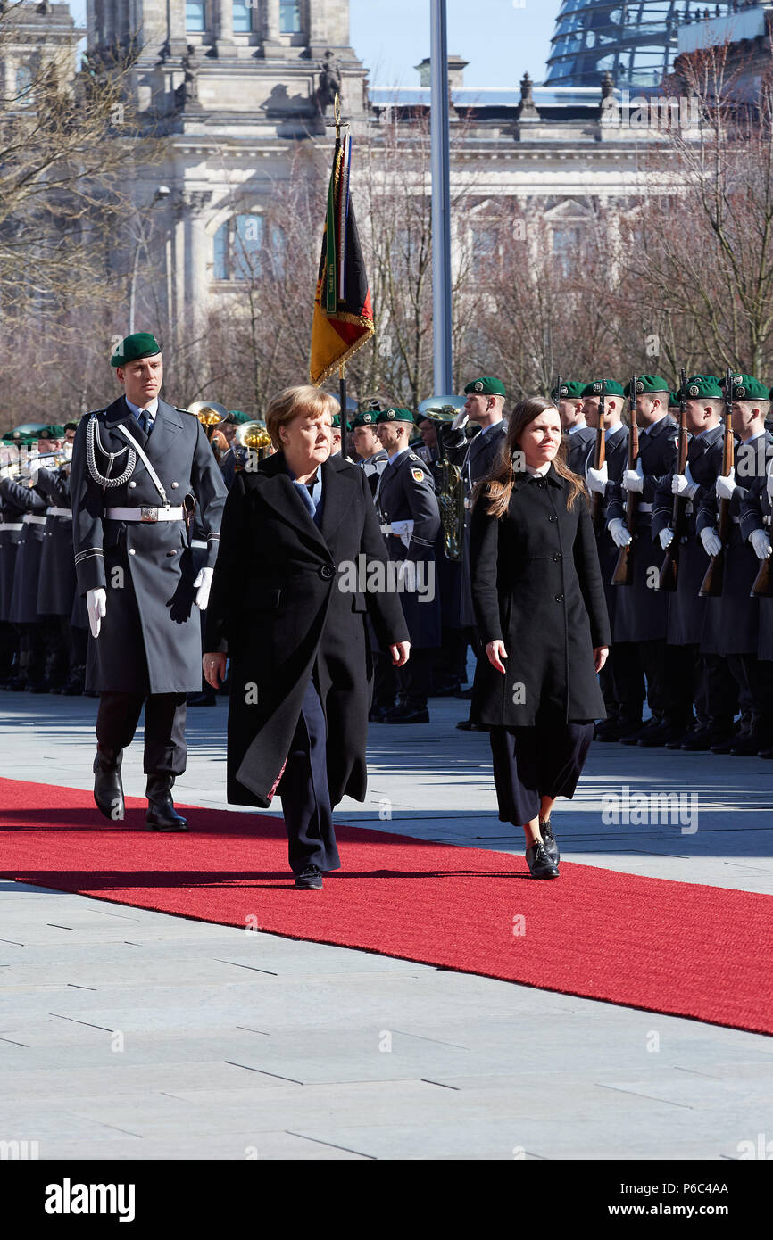 Berlin - Bundeskanzlerin Angela Merkel empfängt den Premierminister der Republik Island, Katrín Jakobsdottir, mit militärischen Ehren in der ehrenamtlichen Gericht von der Bundeskanzlei. Stockfoto