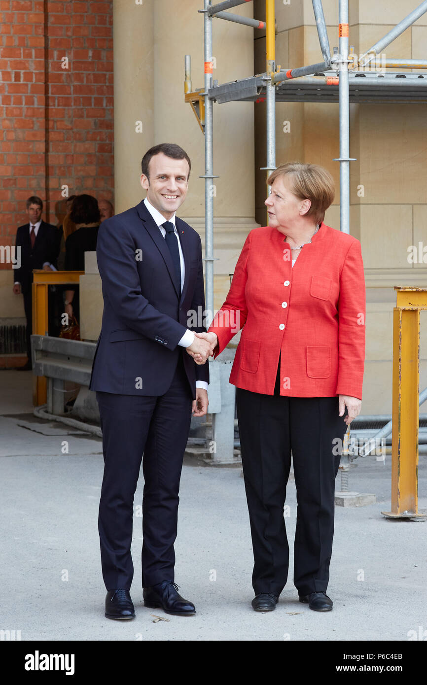 Berlin - Bundeskanzlerin Angela Merkel und der französische Präsident Emmanuel längestrich am Bau des Humboldt-Forums. Stockfoto