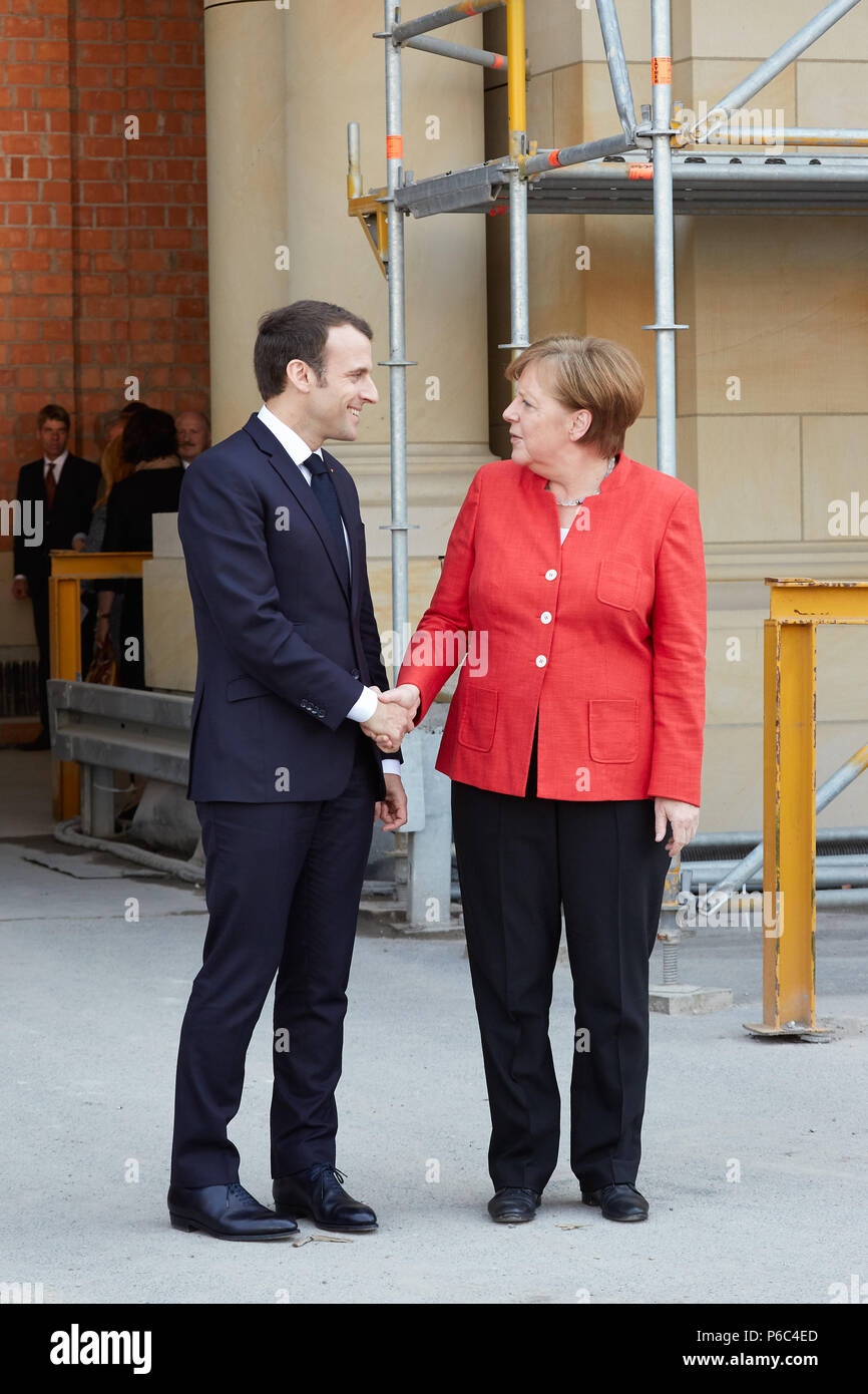 Berlin - Bundeskanzlerin Angela Merkel und der französische Präsident Emmanuel längestrich am Bau des Humboldt-Forums. Stockfoto