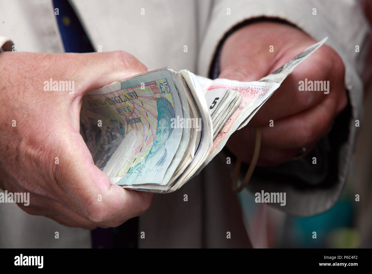 Ascot, Großbritannien, Britische Pfund Noten werden in der Hand gehalten Stockfoto