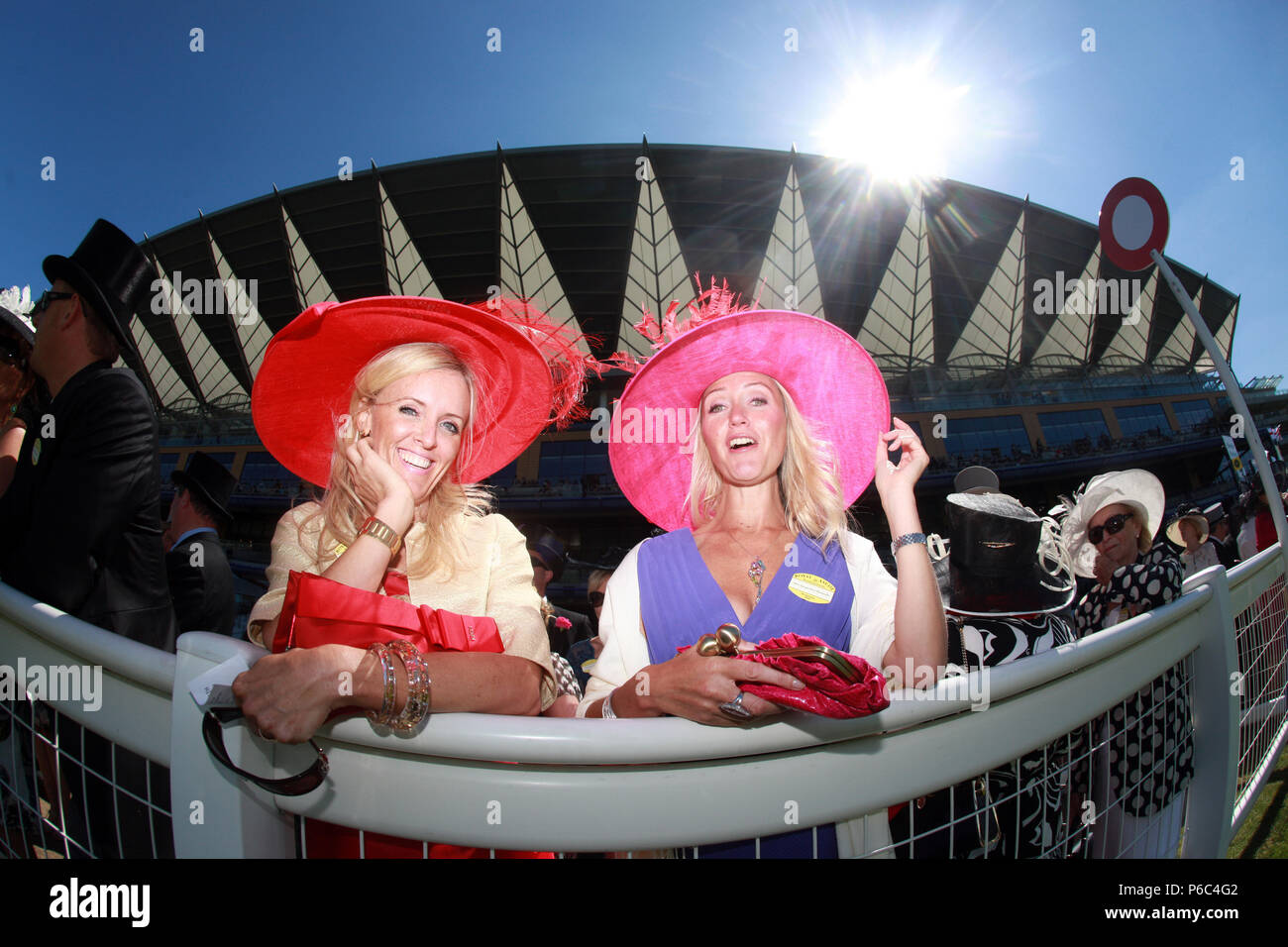 Ascot, Großbritannien, elegant gekleidete Frauen mit Hut an einem Pferderennen Stockfoto