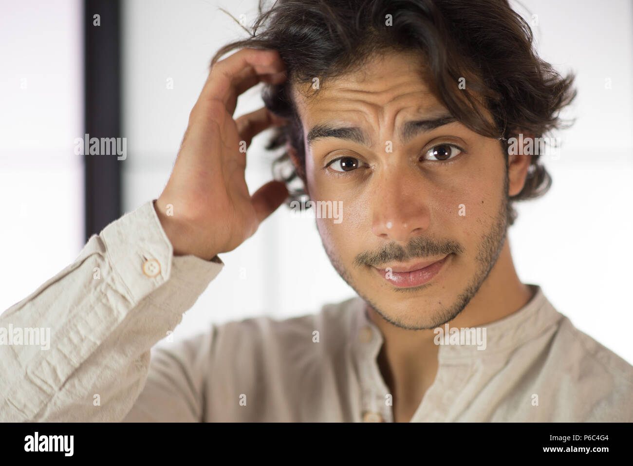 Der junge Mann mit Hut Stockfoto