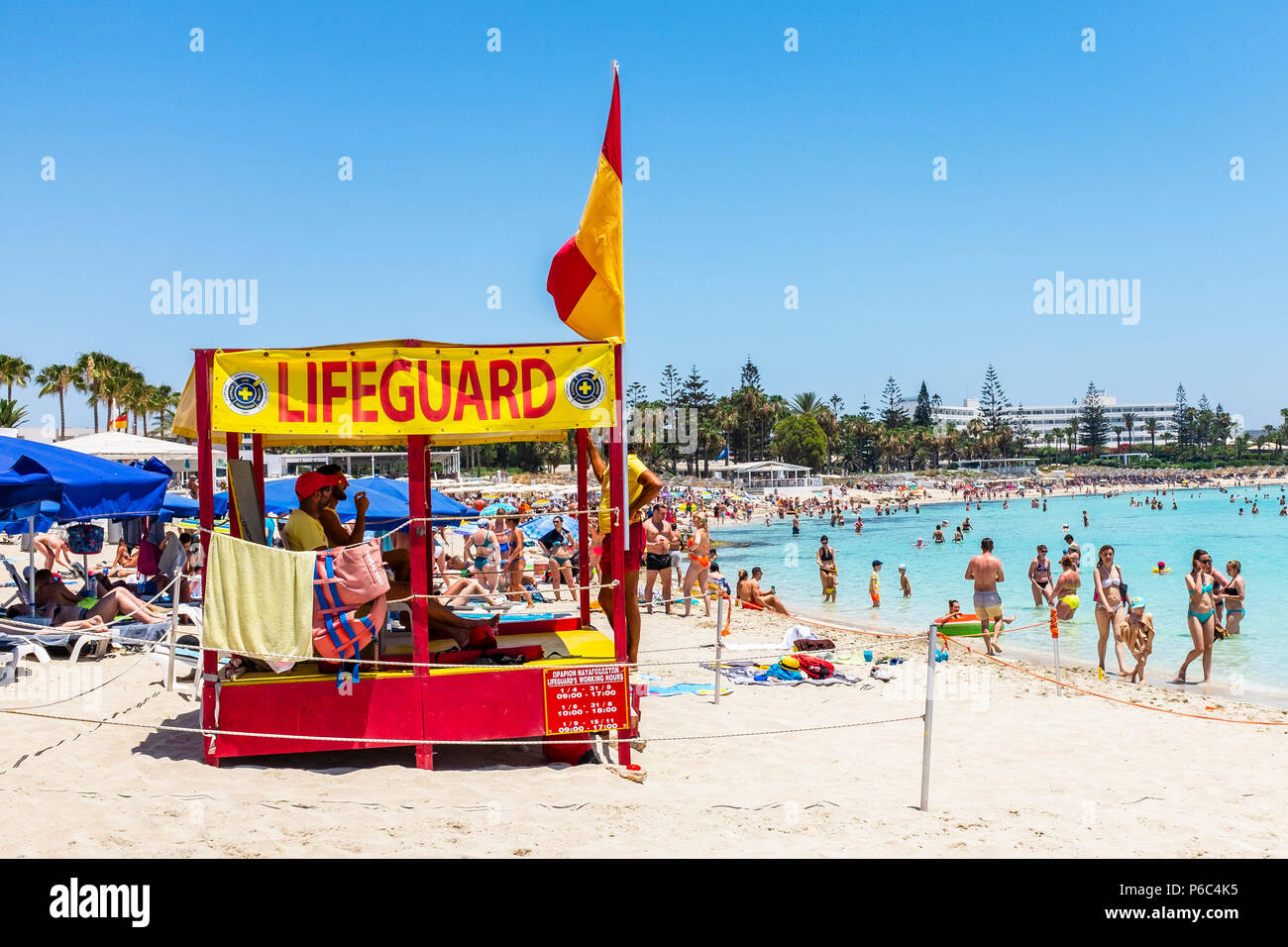 Rettungsschwimmer stataion am Nissi Beach, in der Nähe von Ayia Napa, Zypern Stockfoto