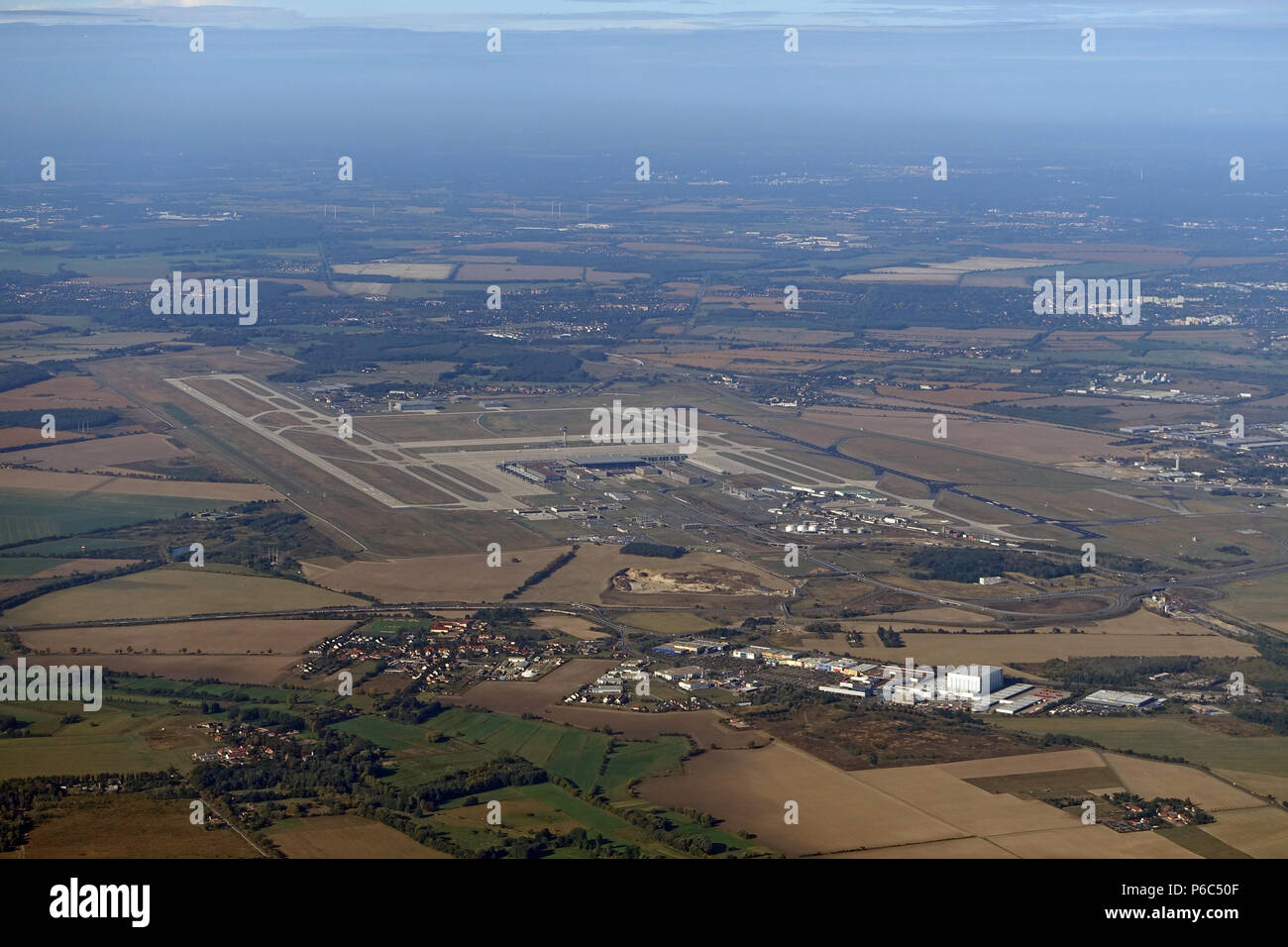 Schönefeld, Deutschland - Luftaufnahme des Flughafens Berlin-Schönefeld und dem kommerziellen Zentrum Waltersdorf Stockfoto