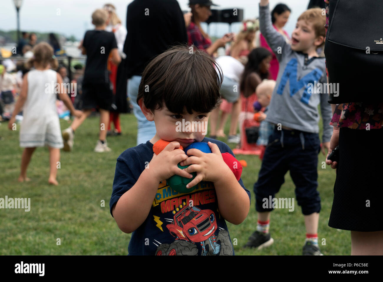 Kinder spielten auf dem Rasen im Battery Park City Wagner Park während der jährlichen Schwedischer Midsummer Festival, das am 22. Juni 2018 stattfand. Stockfoto