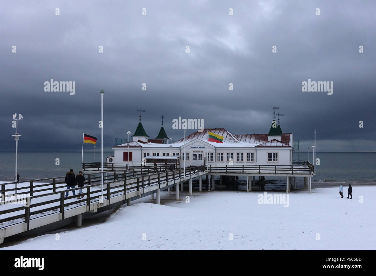 Ahlbeck, Deutschland, Blick auf das Meer Brücke im Winter bei schlechtem Wetter Stockfoto