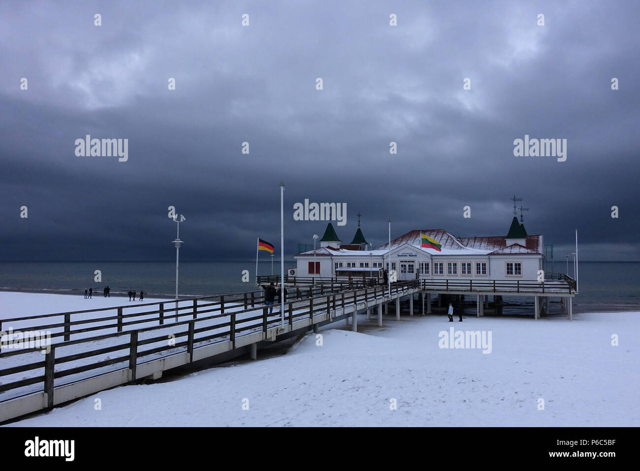 Ahlbeck, Deutschland, Blick auf das Meer Brücke im Winter bei schlechtem Wetter Stockfoto