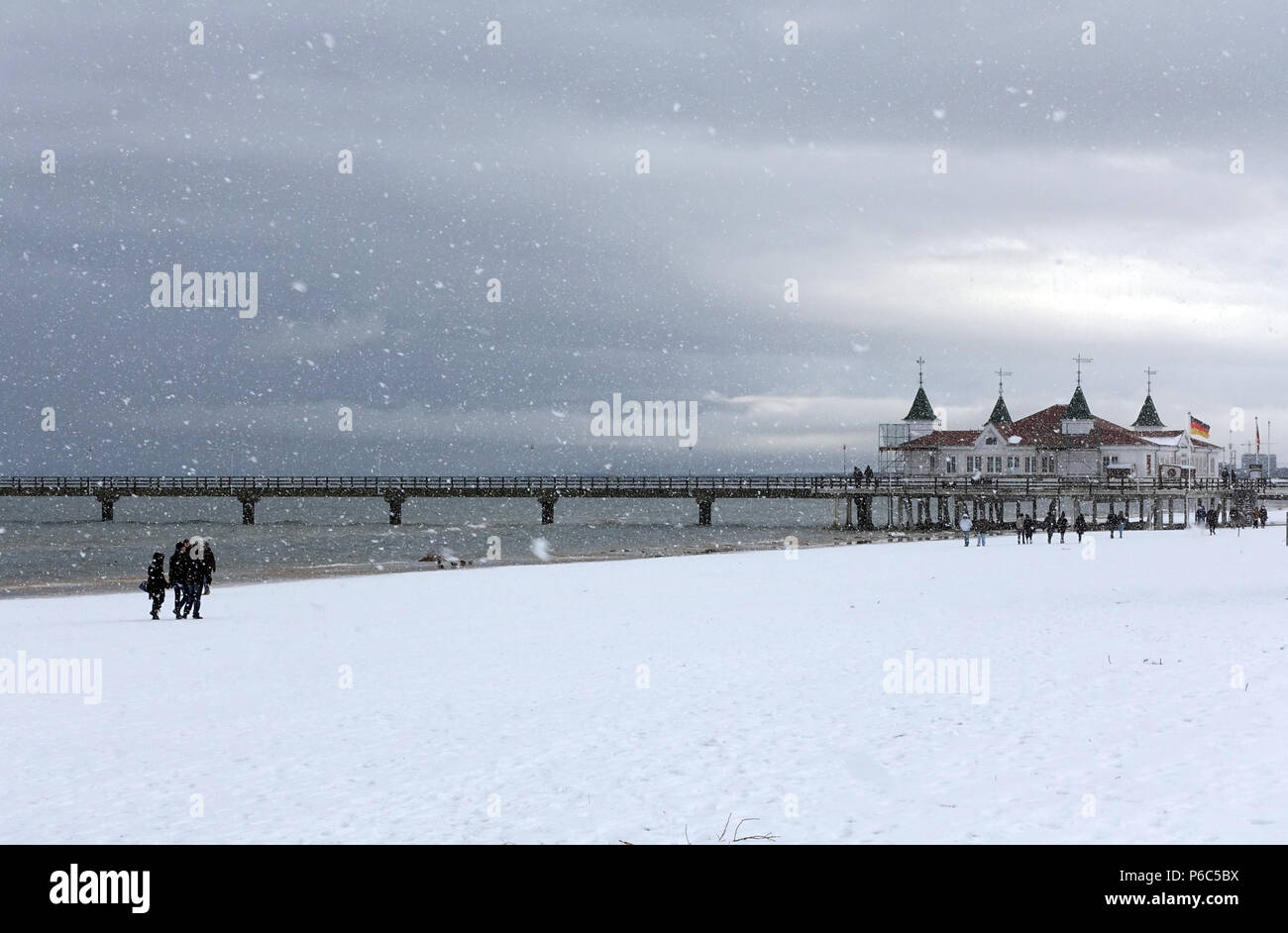 Ahlbeck, Deutschland, Blick auf das Meer Brücke im Winter bei Schneefall Stockfoto