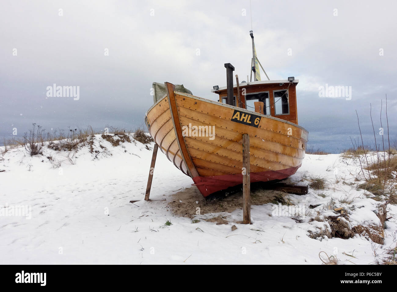 Ahlbeck, Deutschland, Holz- Boot ist am Strand im Winter Stockfoto