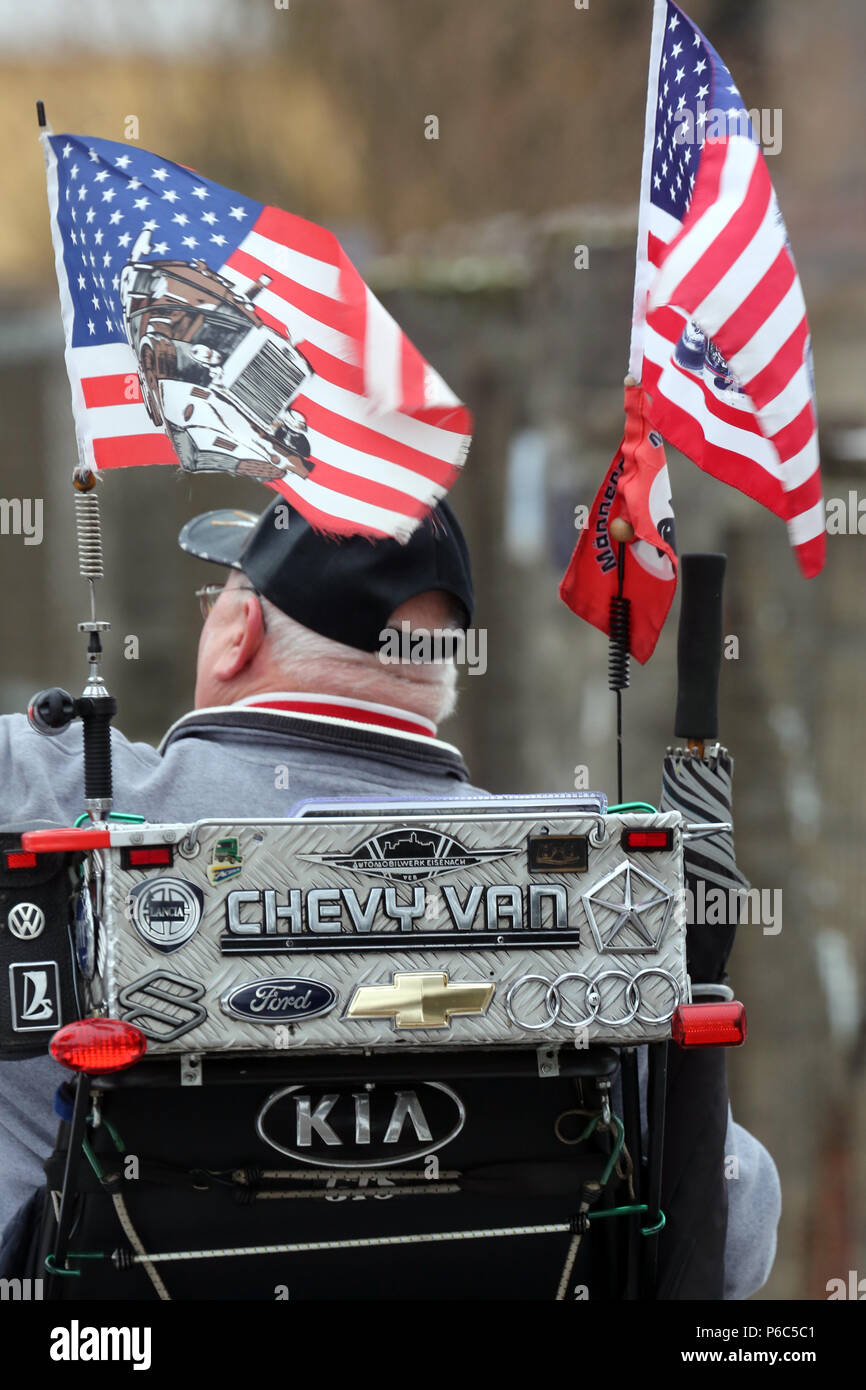 Neuenhagen, Deutschland - Mann mit US Flaggen in einen elektrischen Rollstuhl Stockfoto