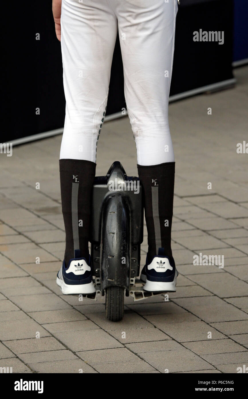 Doha, Nahaufnahme, menschliche ist auf einem Monowheel auf der Straße Stockfoto