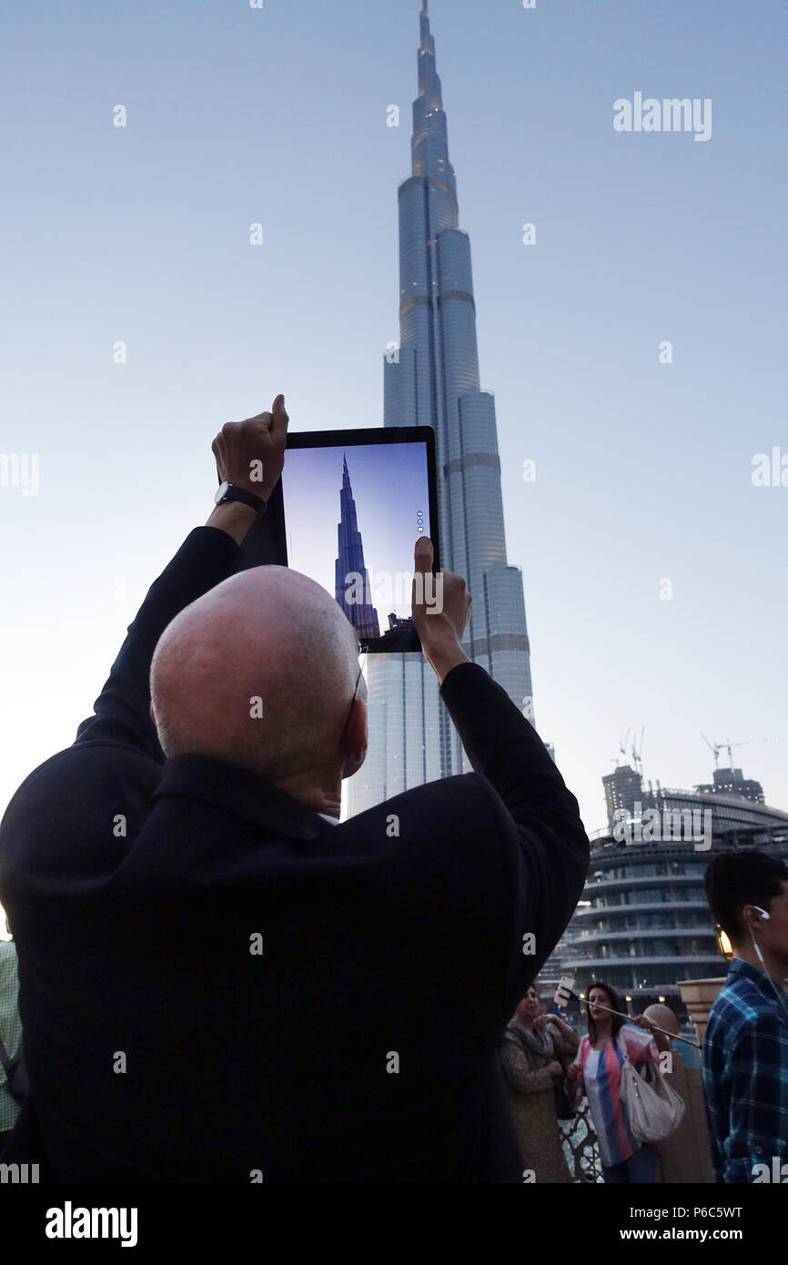 Dubai, Vereinigte Arabische Emirate, mann Fotografien der Burj Khalifa mit seinem i-Pad Stockfoto