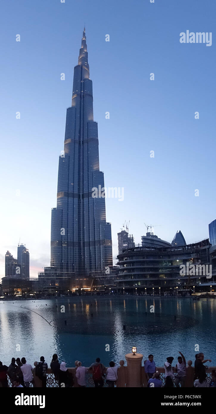 Dubai, Vereinigte Arabische Emirate, Leute, die sich vor dem Burj Khalifa bei Dämmerung Stockfoto