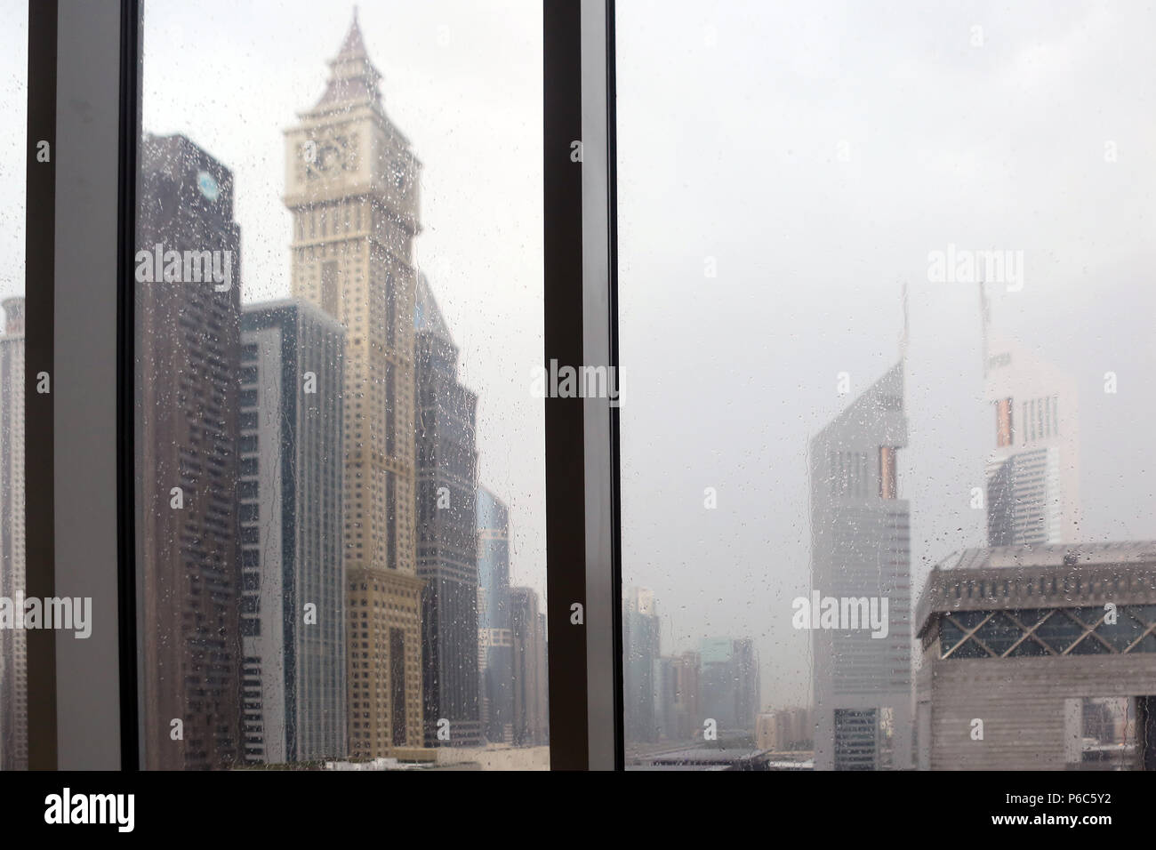 Dubai, Vereinigte Arabische Emirate, Regen auf einer Fensterscheibe im Finanzzentrum Stockfoto