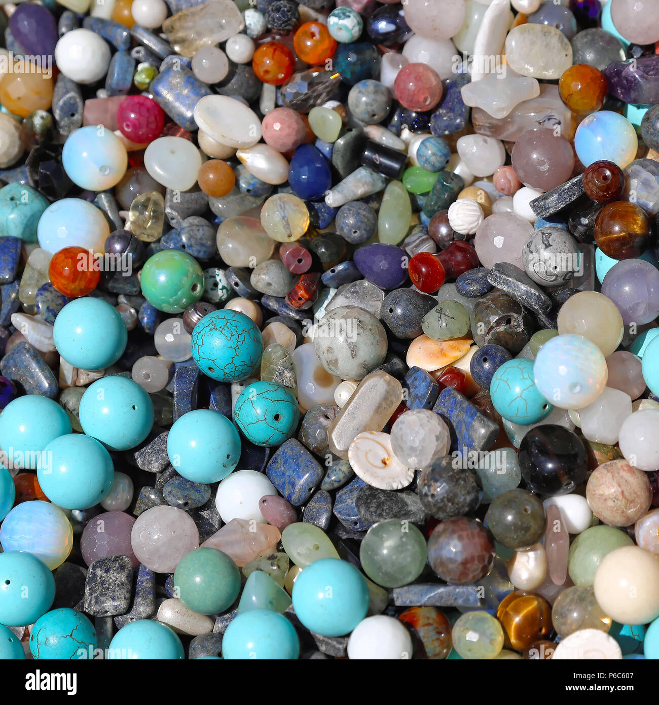 Haufen halb kostbaren Edelsteine für die Schmuckherstellung Stockfotografie  - Alamy