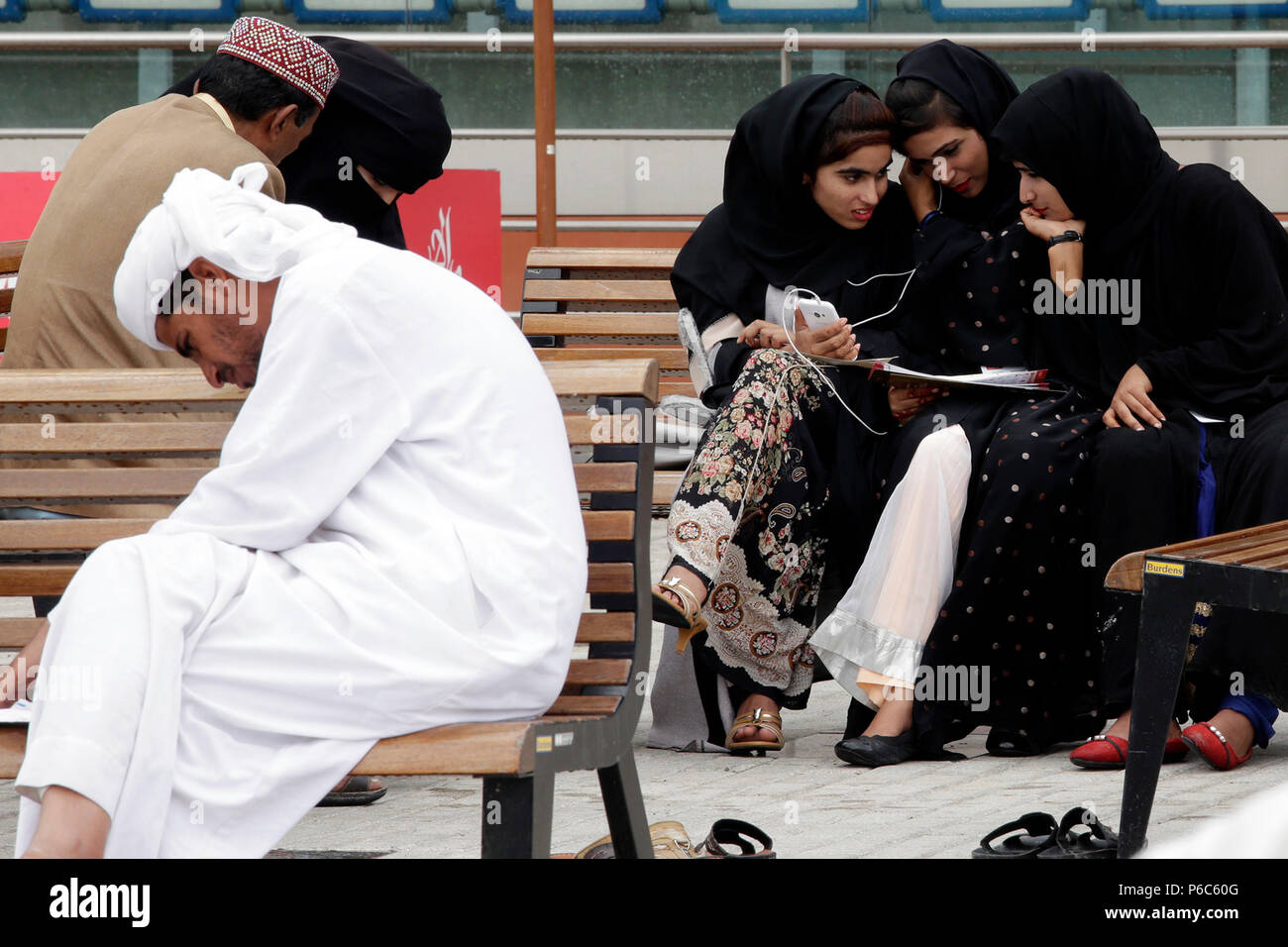 Dubai, Männer und Frauen in den arabischen Kostüm Stockfoto