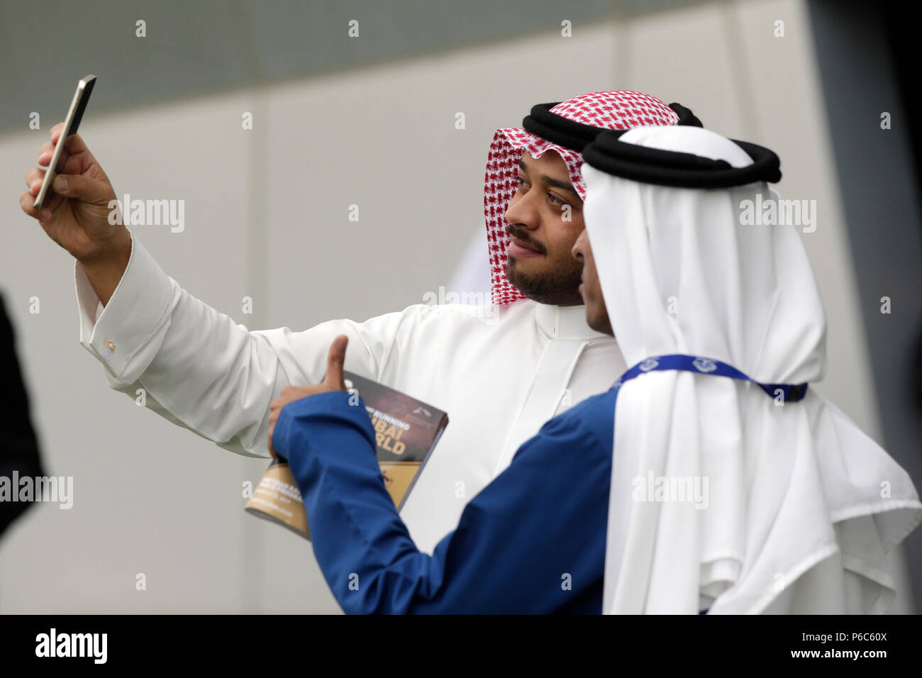 Dubai, Männer in arabischen Kostüm machen einen selfie Stockfoto