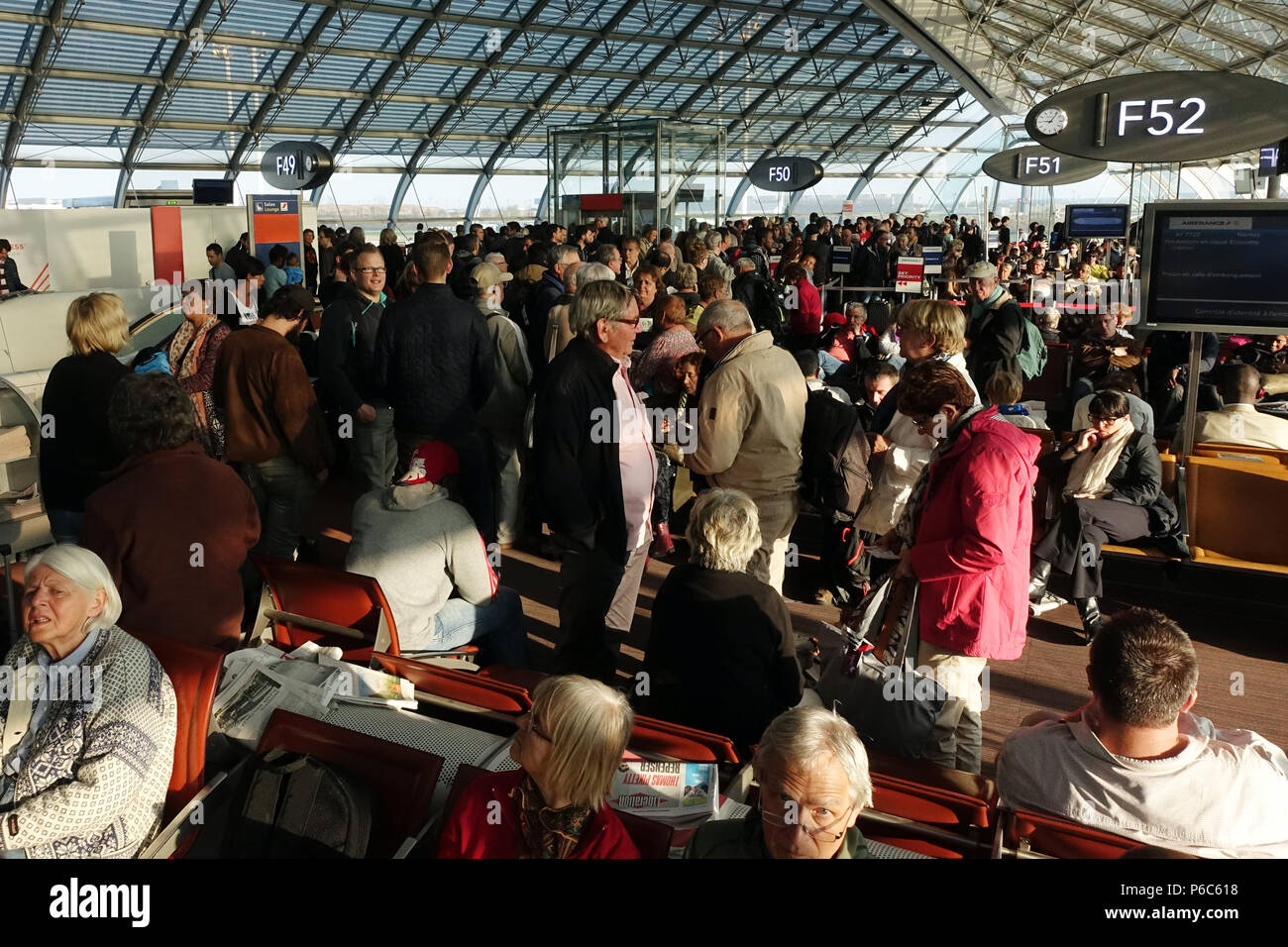 Paris, Frankreich, Menschen in einer Bahnhofshalle von Charles de Gaulle Flughafen Stockfoto