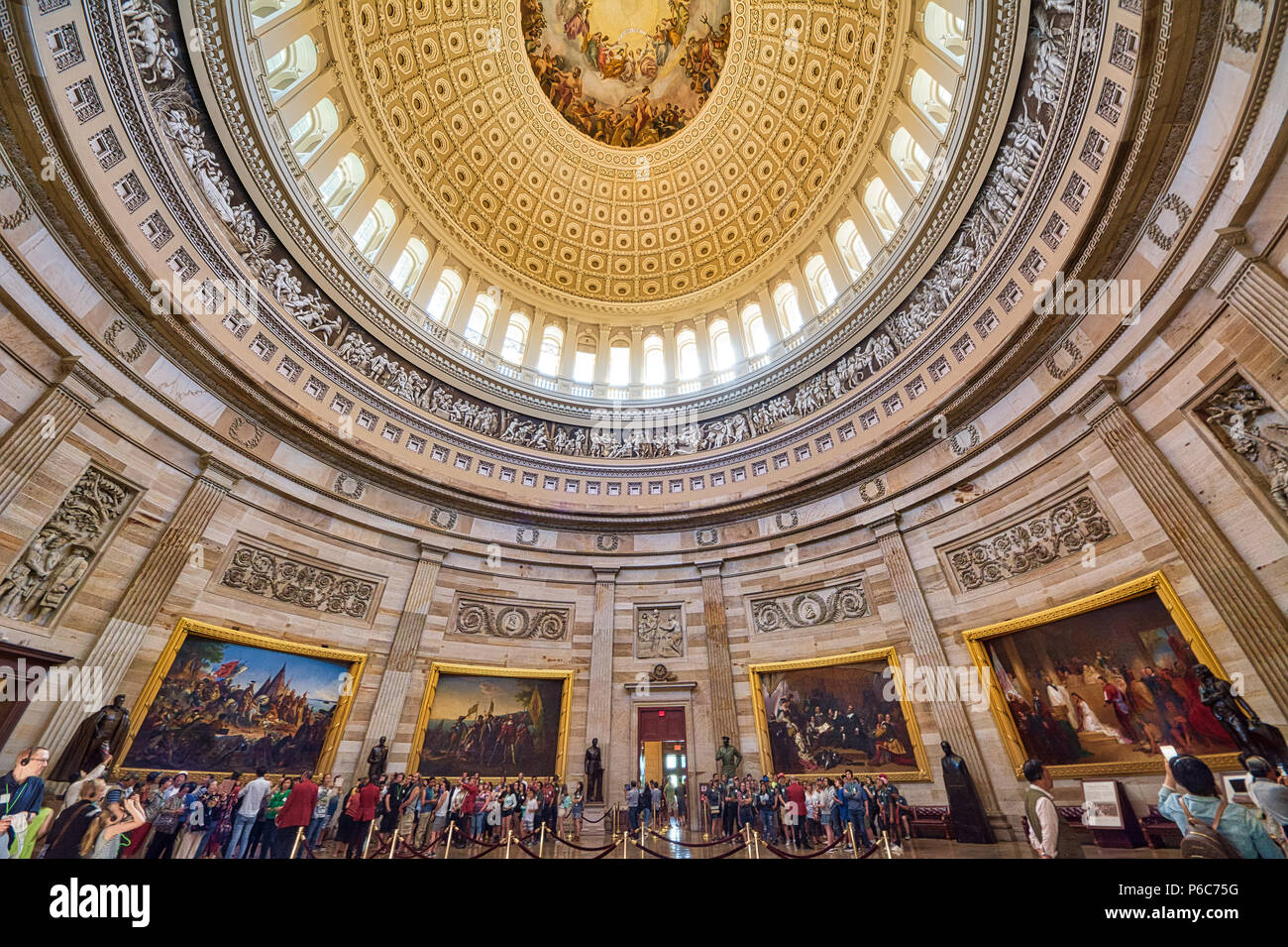Dem US Capitol Rotunde ist eine große, gewölbte, runden Raum in der Mitte des United States Capitol, Washington, District of Columbia, USA Stockfoto