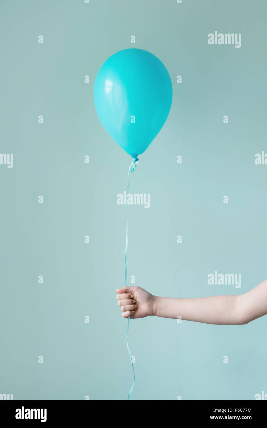 Helium gefüllt blauen Ballon auf blauem Hintergrund Stockfoto
