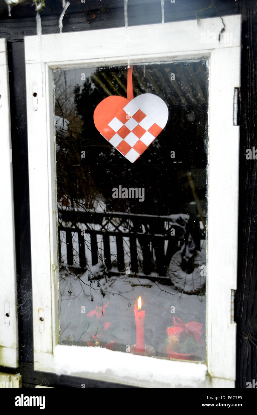 Fenster mit Weihnachtsschmuck widerspiegelt einen verschneiten Garten Landschaft. Stockfoto Fenster mit Weihnachtsschmuck widerspiegelt einen verschneiten Garten Landschaft. Stockfoto