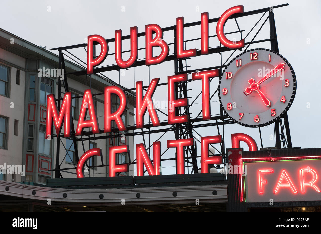 Seattle, Washington, USA. 02/06/17: Pike Place Market mit Reflexion auf dem Boden in der Nacht.. Stockfoto