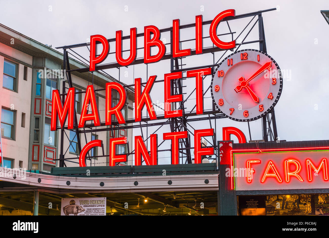 Seattle, Washington, USA. 02/06/17: Pike Place Market mit Reflexion auf dem Boden in der Nacht.. Stockfoto