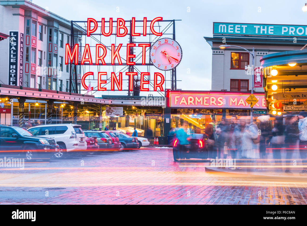 Seattle, Washington, USA. 02/06/17: Pike Place Market mit Reflexion auf dem Boden in der Nacht.. Stockfoto