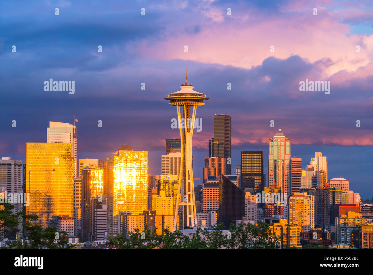 Bunte Seattle City scape mit bewölkt bei Sonnenuntergang, Seattle, Washington, USA. Stockfoto