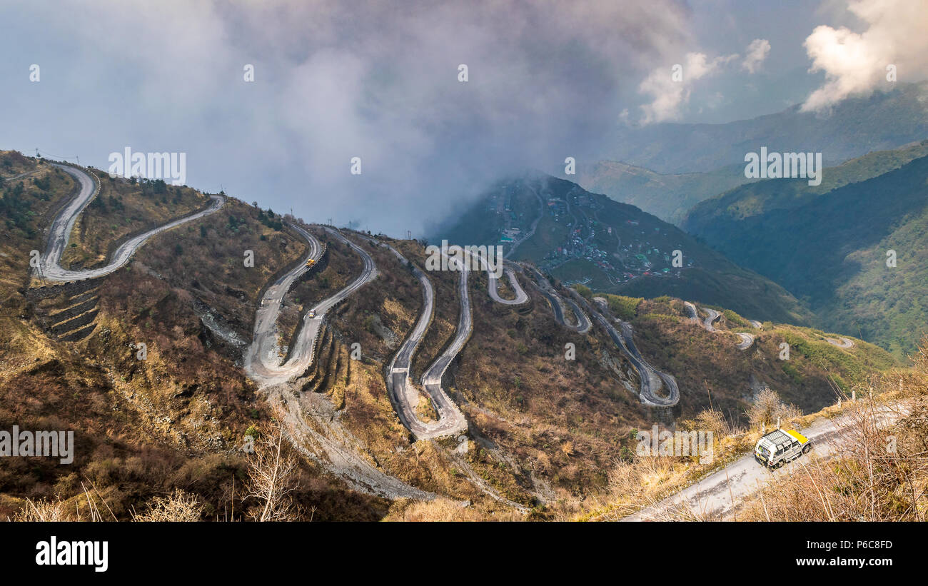 Drei Level Zickzack Straße ist wahrscheinlich die meisten schwindelerregende Straße der Welt. Im indischen Bundesstaat Sikkim, in die Berge des Himalaja, die Straße inkl Stockfoto