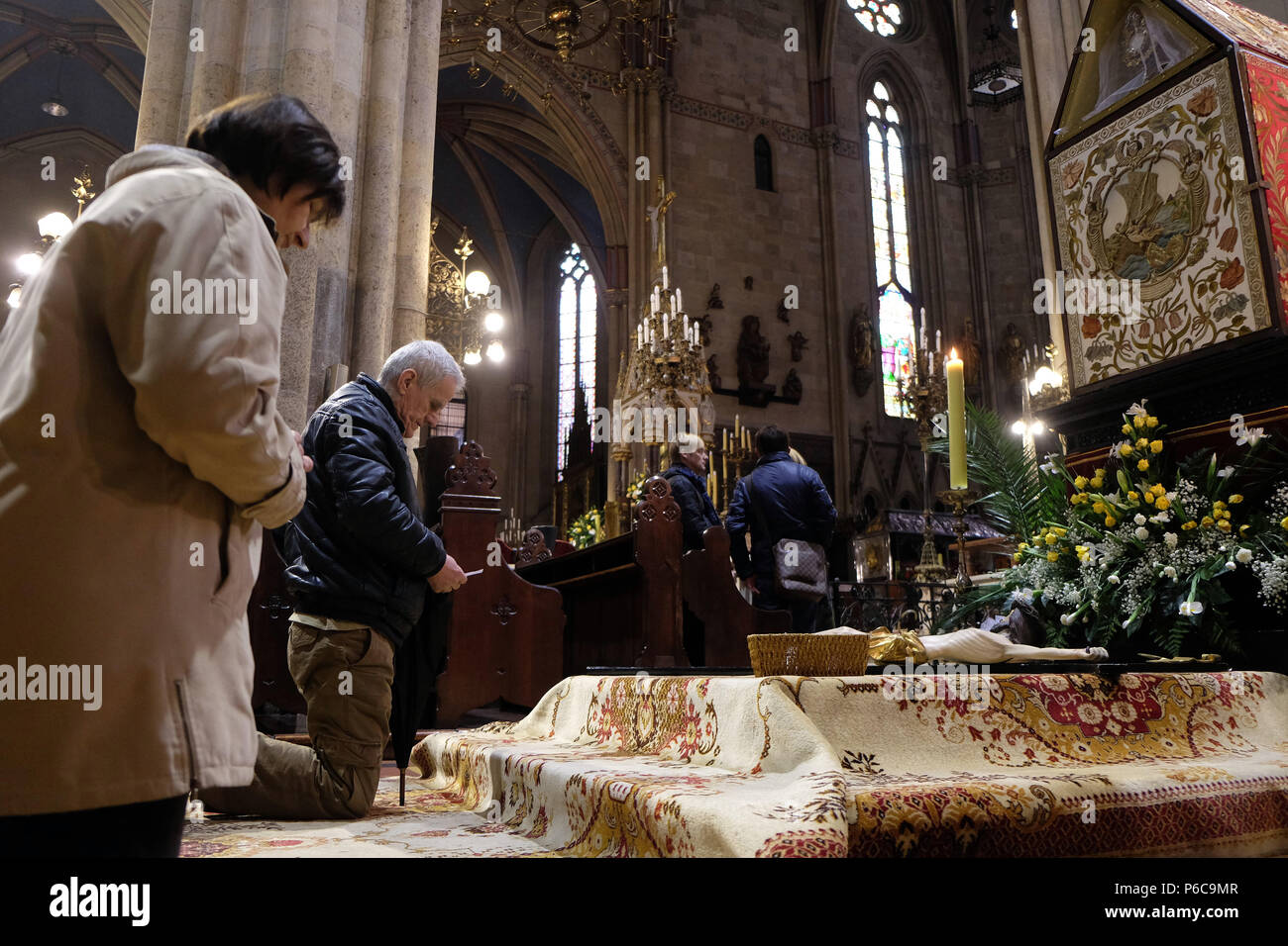 Das Kruzifix vor Gottes Grab wurde ausgestellt am Karsamstag und vorbereitet für die Verehrung in der Kathedrale von Zagreb Stockfoto