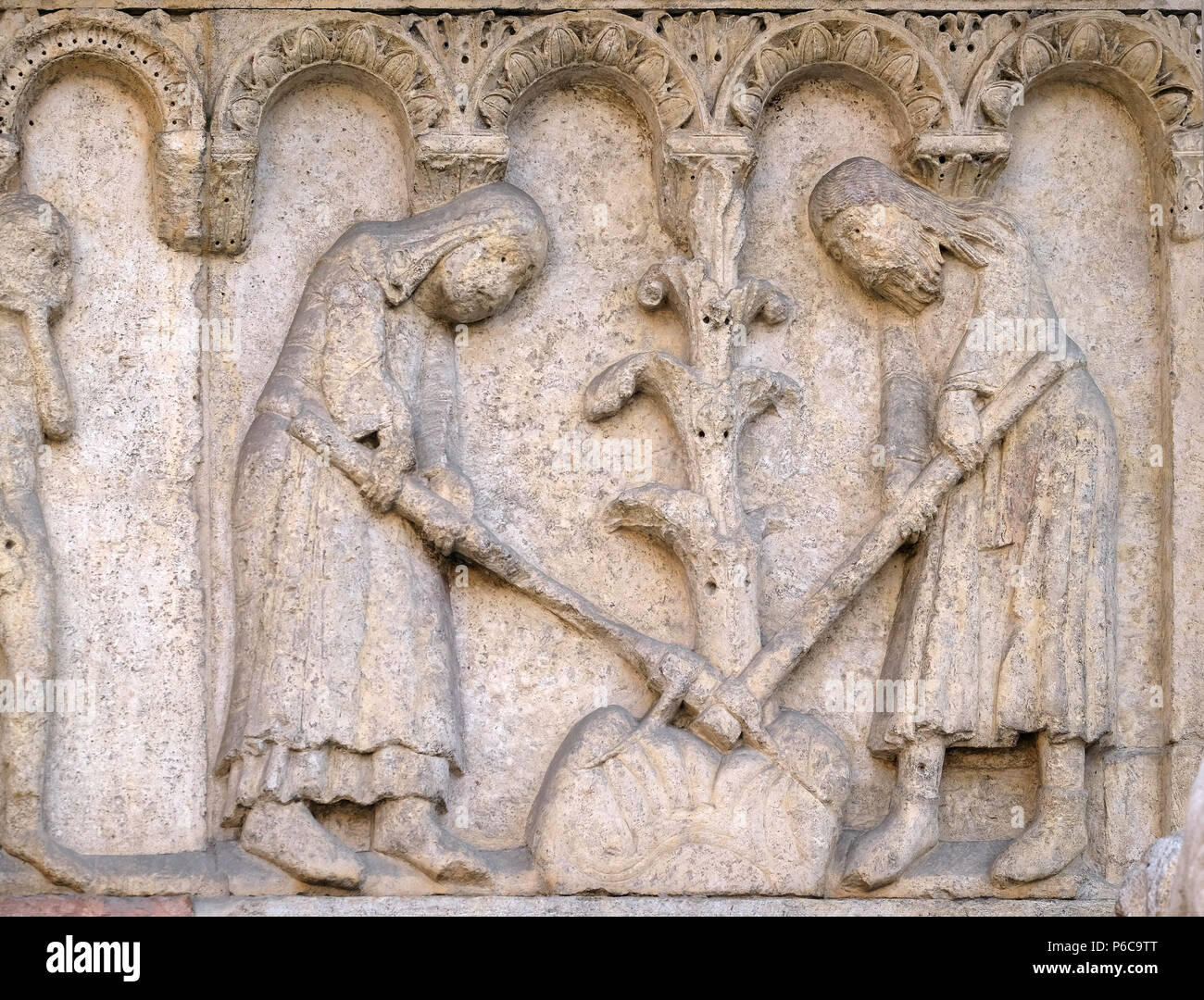 Adam und Eva Hacke die Erde Relief von Wiligelmo, Dom von Modena, Italien Stockfoto