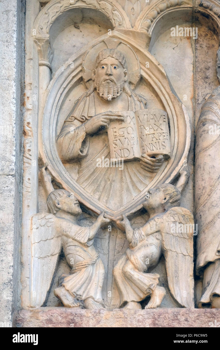 Erschaffung von Adam und Eva, von Gott, dem Vater, Relief von Wiligelmo, Dom von Modena, Italien Stockfoto