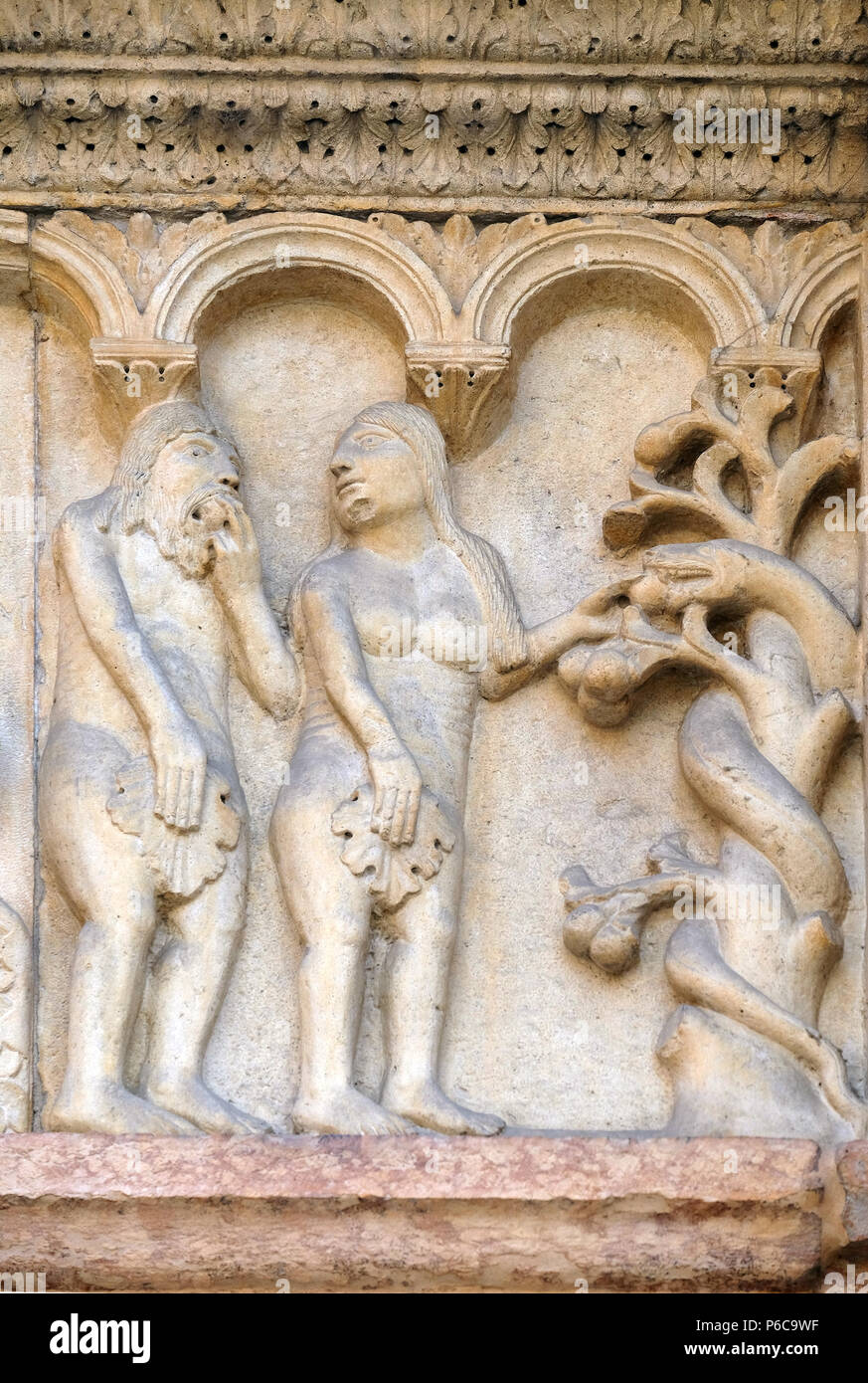 Mit Geschichten aus der Genesis: Versuchung, Relief von Wiligelmo, Dom von Modena, Italien Platte Stockfoto
