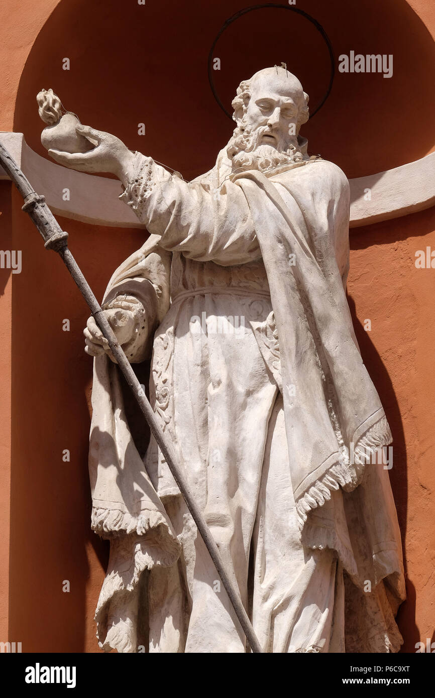 Sankt Barnabas Statue auf dem Portal der St. Barbabas Kirche, Italien Stockfoto