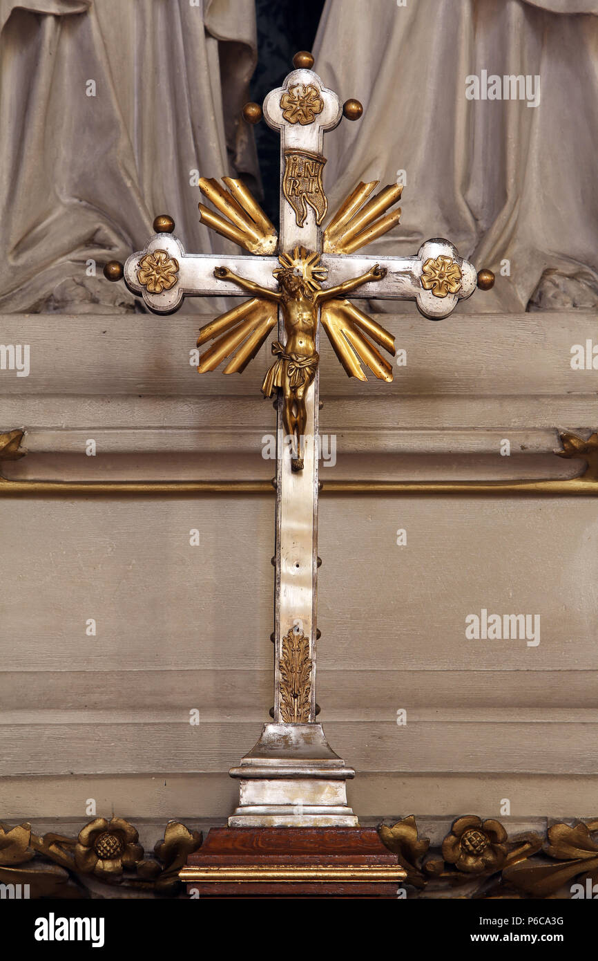 Kreuz Auf Dem Altar Der St Peter Und Paul In Zagreb Kathedrale Maria kreuz-auf-dem-altar-der-st-peter-und-paul-in-zagreb-kathedrale-maria