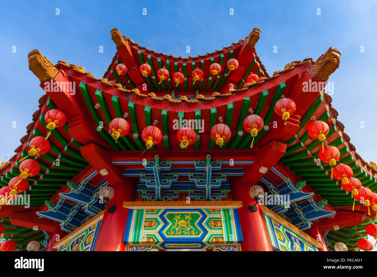Das Dach des Thean Hou Tempel mit roten Lampions dekoriert, Kuala Lumpur, Malaysia Stockfoto