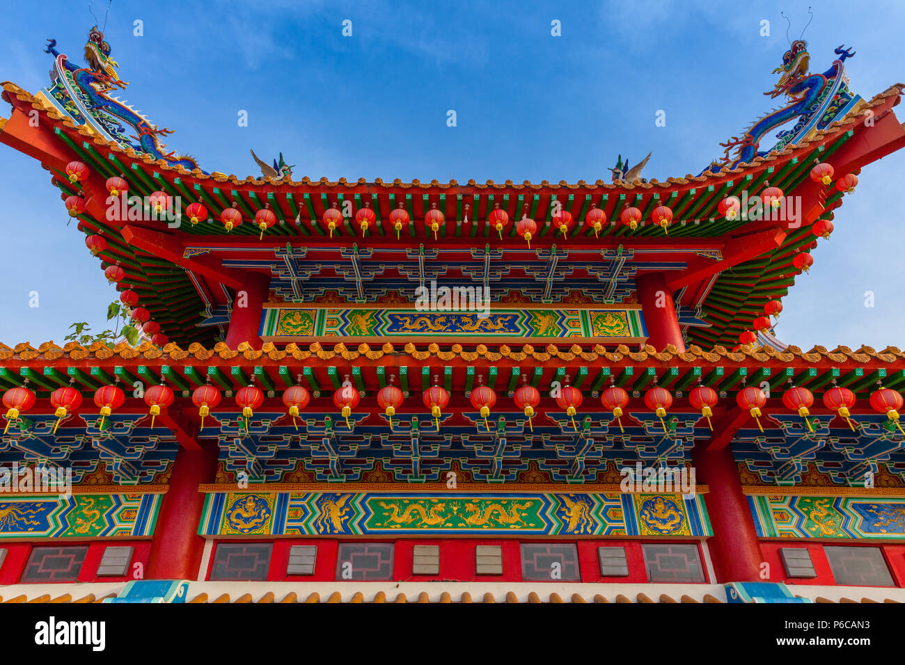 Das Dach des Thean Hou Tempel mit Drachen und rote Lampions dekoriert, Kuala Lumpur, Malaysia Stockfoto