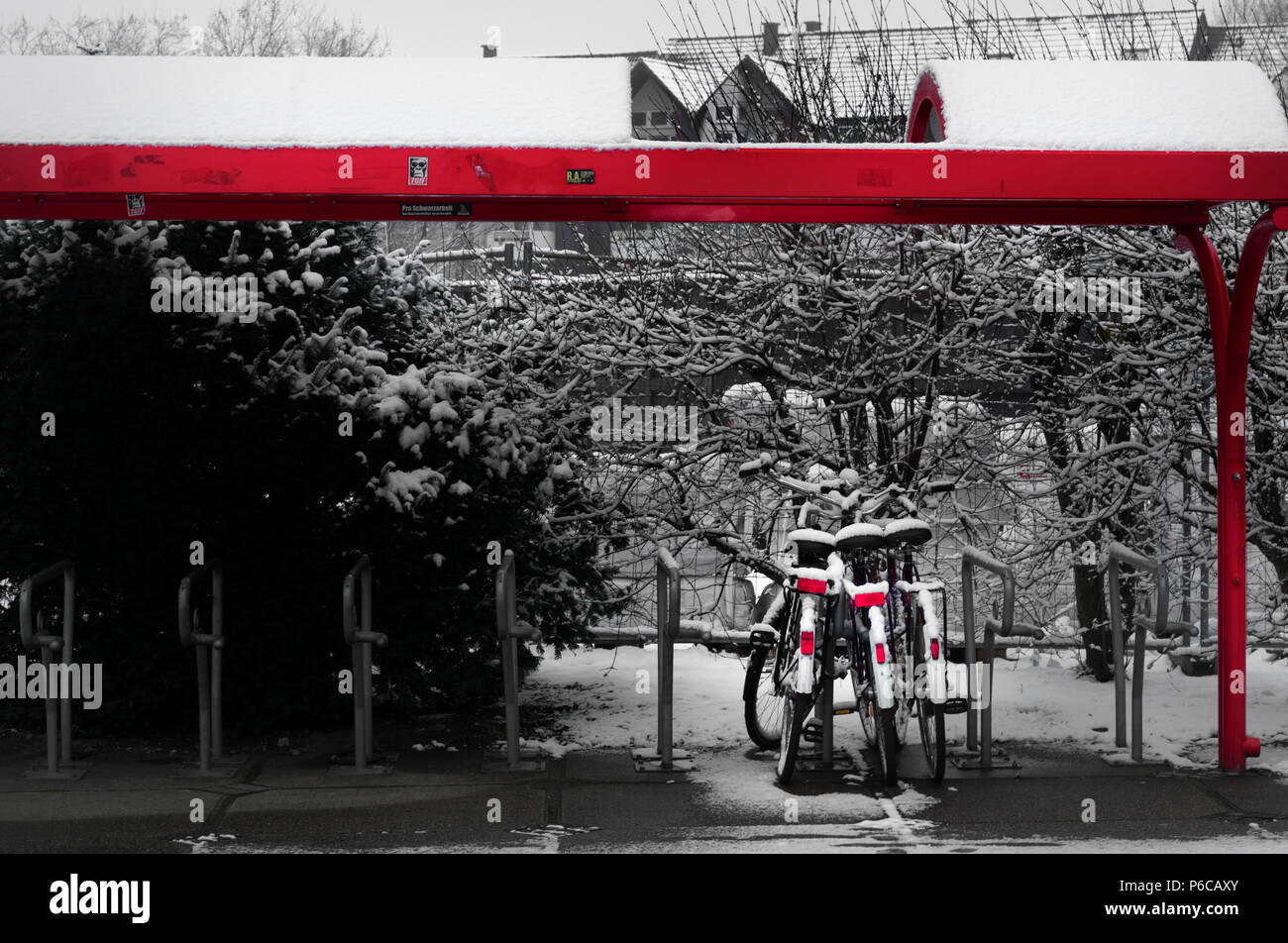 Drei Fahrräder im Winter, Deutschland Stockfoto