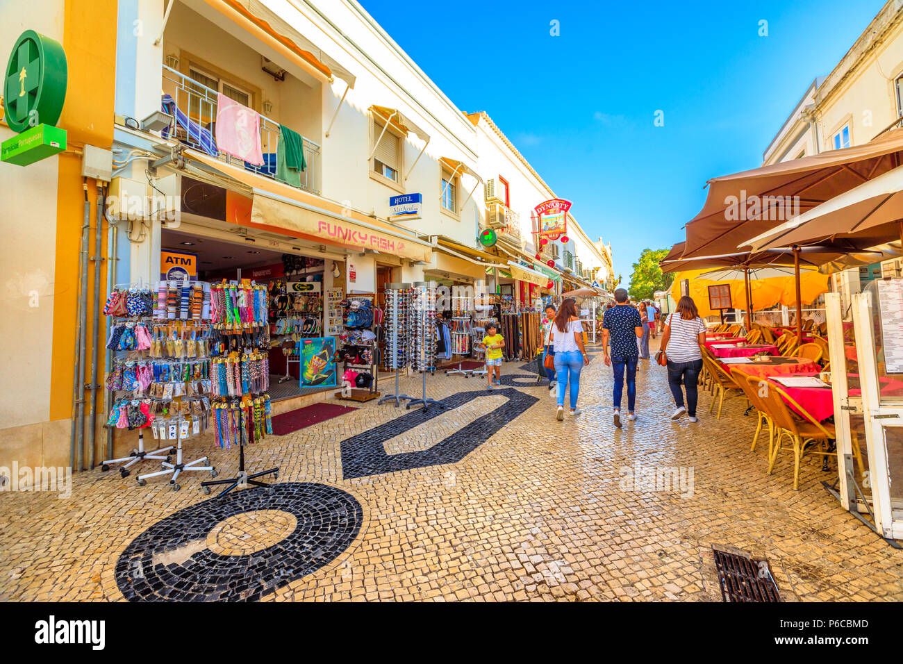 Lagos, Portugal - 19 August, 2017: die Menschen gehen auf die typischen gepflasterten Fußgängerzone im alten historischen Badeort an der Algarve Küste in der Sommersaison. Lagos ist beliebtes Reiseziel. Stockfoto