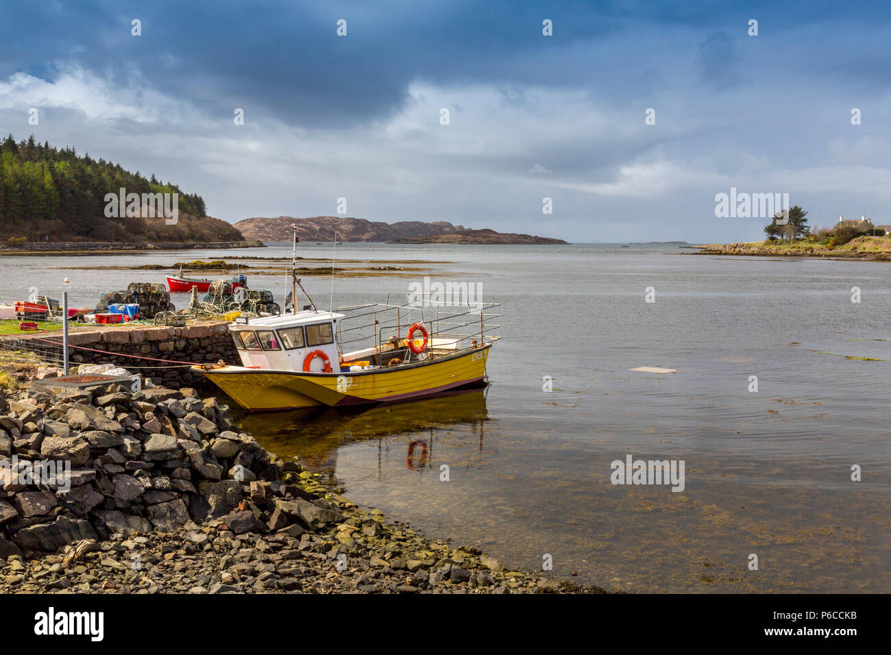 Ein Fischerboot bei Bunessan Pier am Loch Na Lathaich, Isle of Mull, Argyll und Bute, Schottland, UK günstig Stockfoto