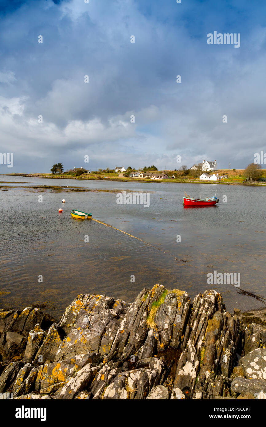 Zwei bunte kleine Boote bei Bunessan auf Loch Na Lathaich, Isle of Mull, Argyll und Bute, Schottland, Großbritannien Stockfoto