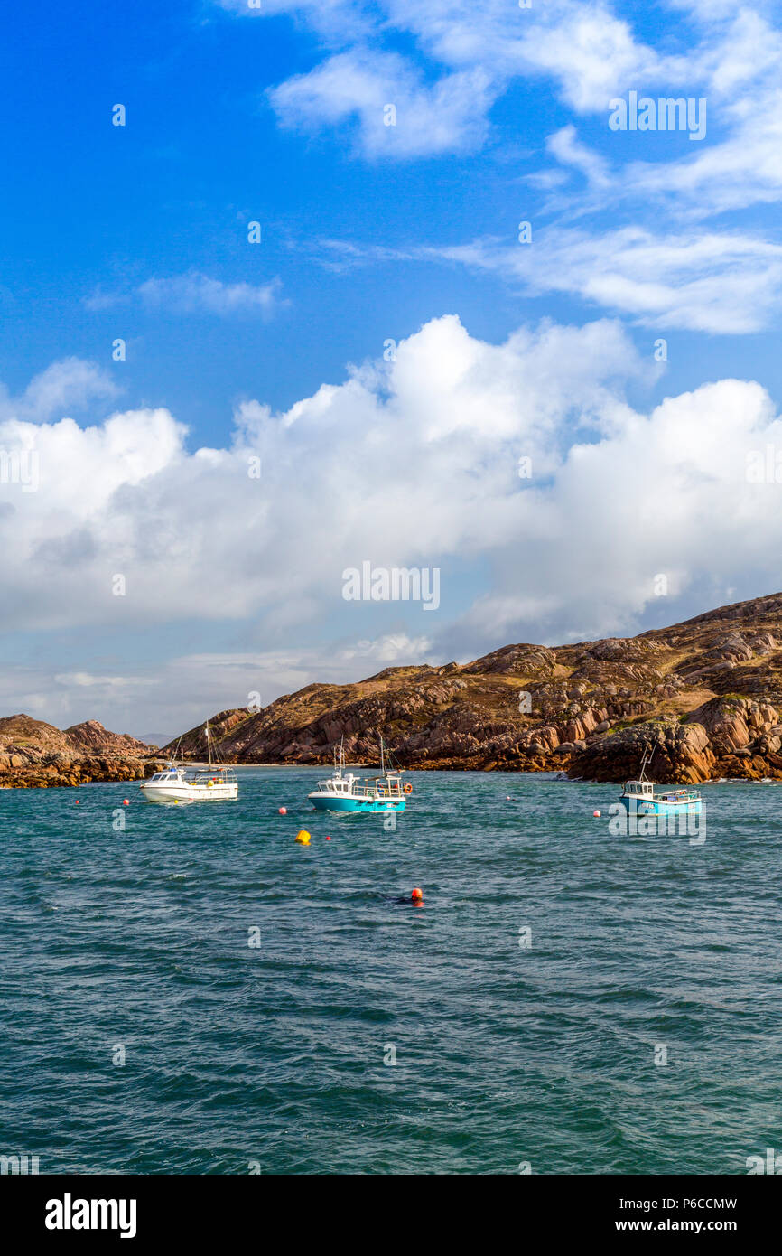 Fischerboote vor Anker in der Sound von Iona in Fionnphort auf der Isle of Mull, Argyll und Bute, Schottland, Großbritannien Stockfoto
