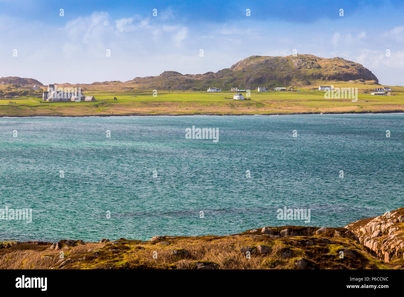 Blick über den Sound von Iona vom Felsen aus rotem Granit über Fionnphort auf dem Ross von Mull, Argyll und Bute, Schottland, Großbritannien Stockfoto