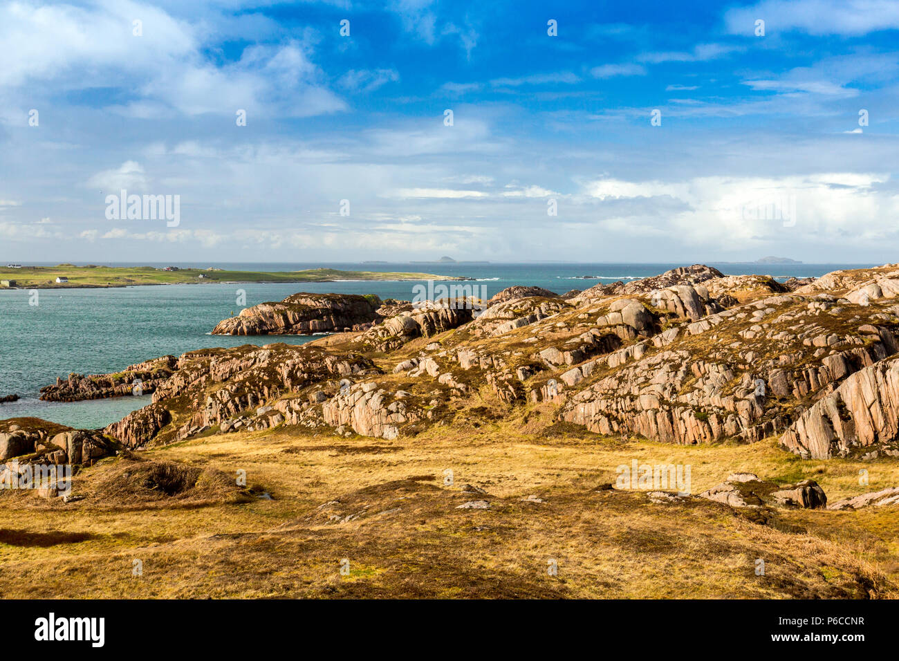 Blick über den Sound von Iona und rotem Granit Felsen über Fionnphort auf dem Ross von Mull in Richtung der Treshnish-inseln, Argyll und Bute, Schottland, Großbritannien Stockfoto