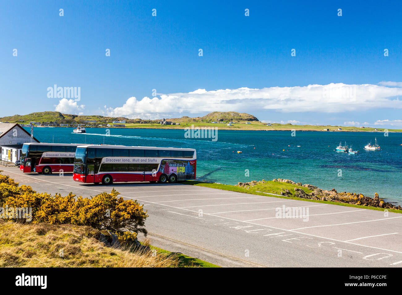 Luxus Doppelstockwagen verbinden mit der Iona Fähre in Fionnphort auf dem Ross von Mull, Argyll und Bute, Schottland, Großbritannien Stockfoto