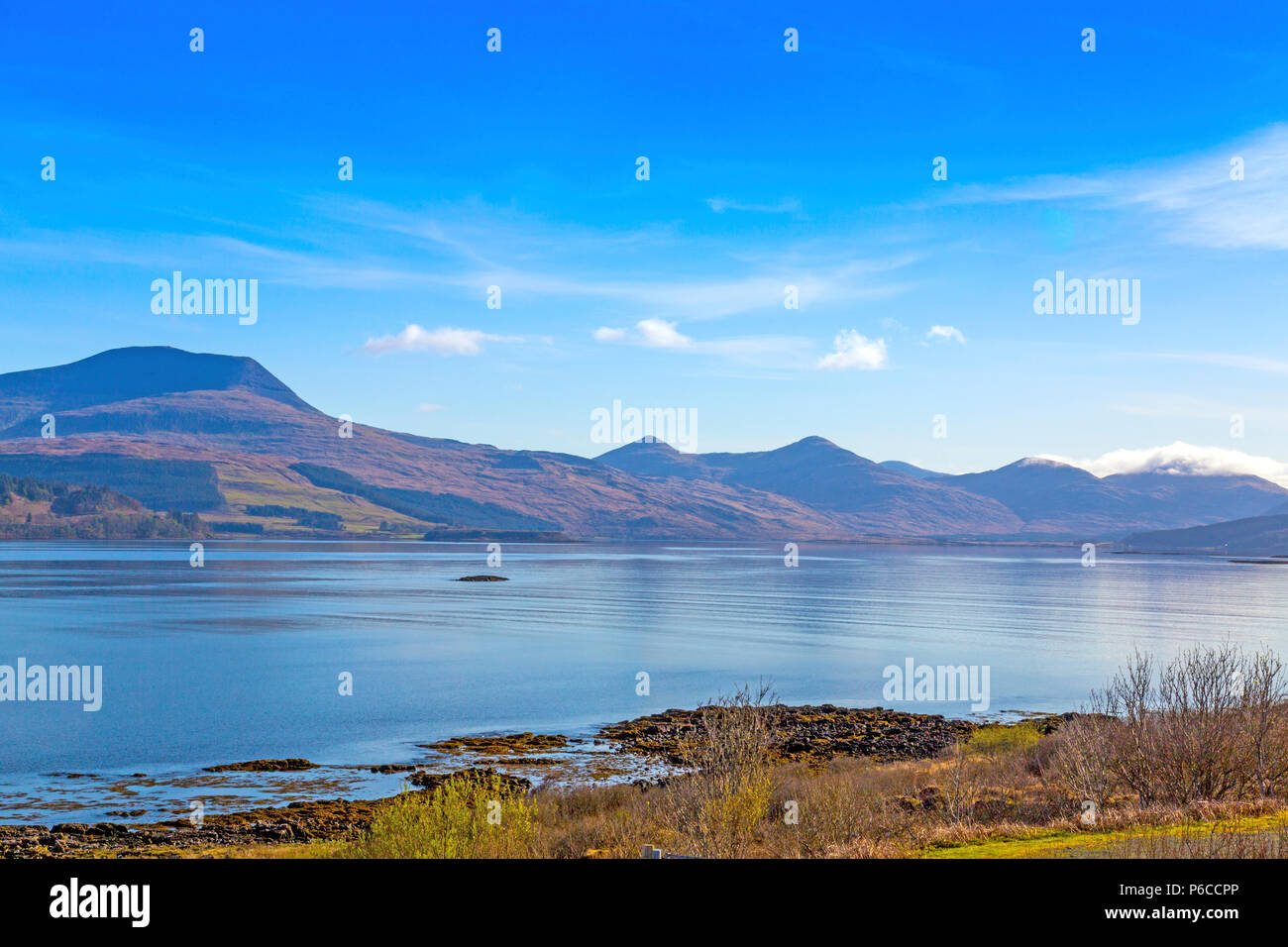 Am frühen Morgen Reflexionen von Ben Mehr in stille Wasser von Loch Scridain auf der Isle of Mull, Argyll und Bute, Schottland, Großbritannien Stockfoto