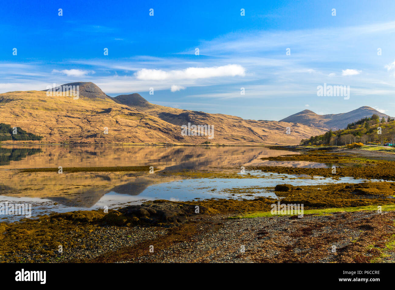 Am frühen Morgen Reflexionen von Ben Mehr und ein "Chioch in das Wasser des Loch Scridain auf der Isle of Mull, Argyll und Bute, Schottland, Großbritannien Stockfoto