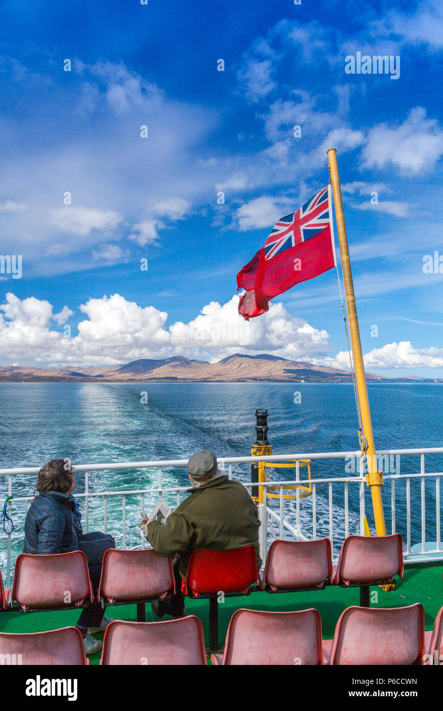 Towering cumulus Wolken über die Hügel von Mull aus dem Heck des Mull - Fähre von Oban, Argyll und Bute, Schottland gesehen, Großbritannien Stockfoto