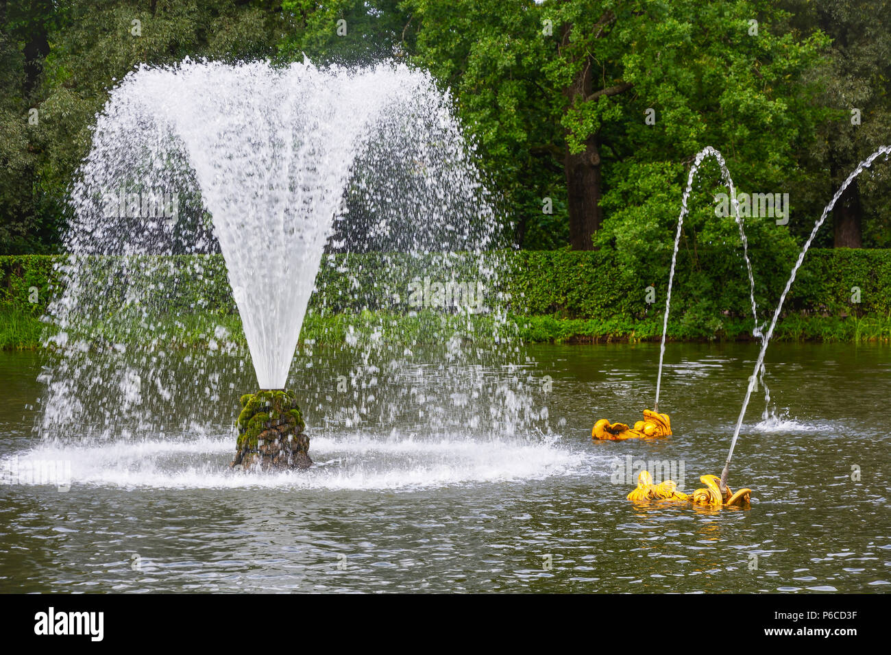 Peterhof, Wal Brunnen und Sand Teich im Unteren Park Stockfoto